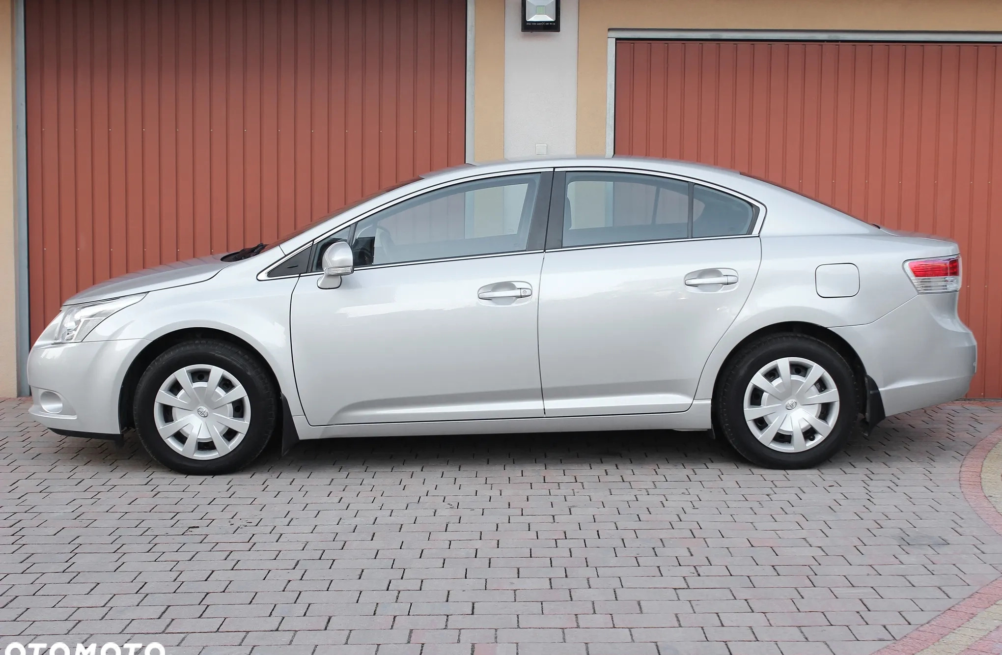 Toyota Avensis cena 41000 przebieg: 84000, rok produkcji 2011 z Poddębice małe 379